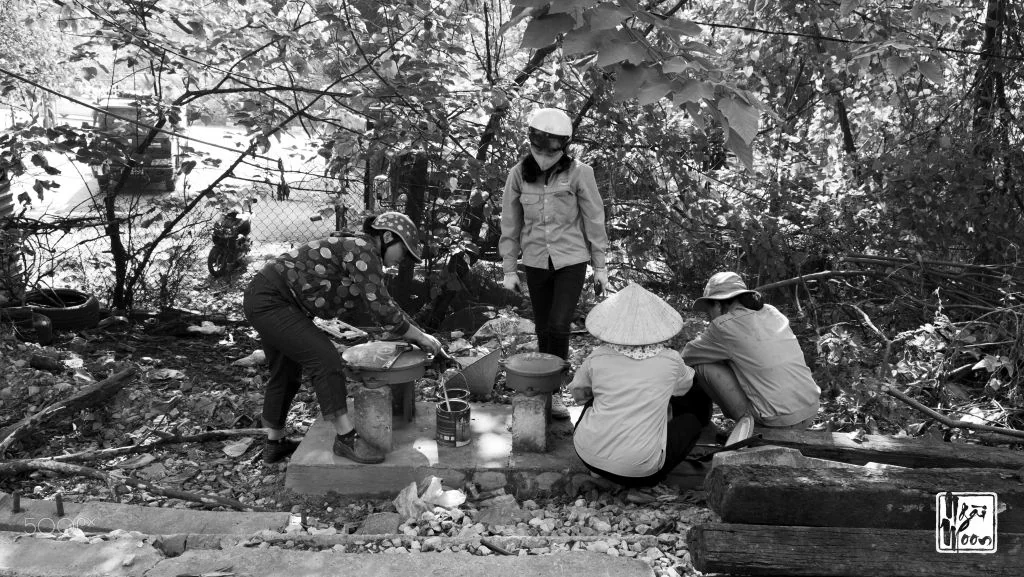Working - ảnh của Ngài Moon